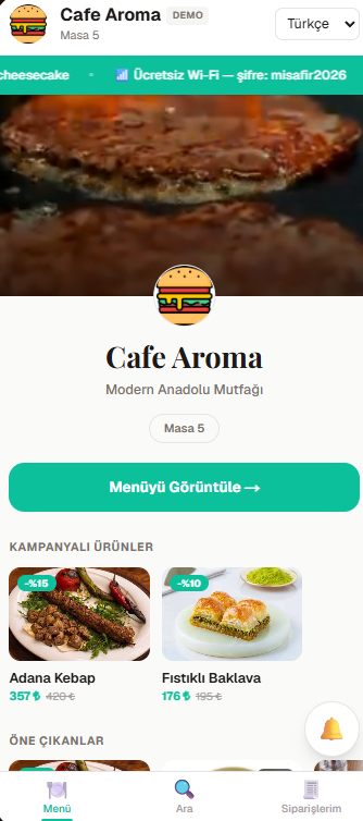 Masadaki QR kodu telefonuyla okutan müşteri